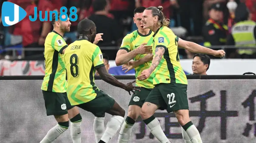 Dù phải thi đấu trên sân khách nhưng với phong độ tốt hơn, đội tuyển Úc được dự đoán sẽ chiến thắng. Dù phải thi đấu trên sân khách nhưng với phong độ tốt hơn, đội tuyển Úc được dự đoán sẽ chiến thắng.